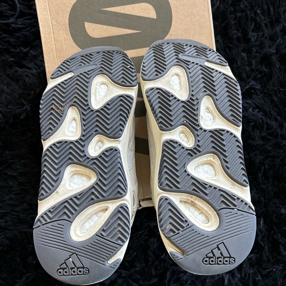 Yeezy boost 700 salt - Picture 5 of 6